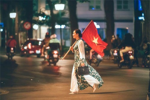 Đi bão 'độc' như NSƯT Chiều Xuân: Không kèn trống, diện áo dài vác cờ tổ quốc văn minh nhưng vẫn cực chất