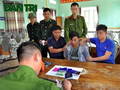 Hà Tĩnh: Bắt người đàn ông nước ngoài mang ma túy đá vào Việt Nam tiêu thụ