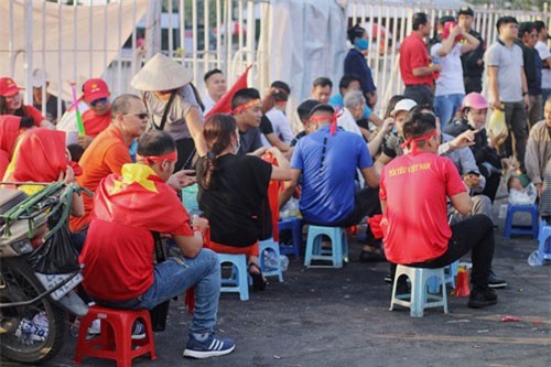Tiểu thương “hốt bạc” nhờ các dịch vụ ăn theo bóng đá ở sân Mỹ Đình