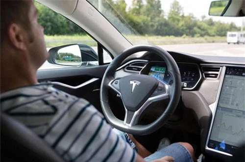 Tesla Model S có chế độ tự lái, tài xế chỉ cần đặt hờ tay lên vô lăng mà không cần tương tác gì thêm.