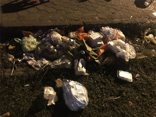 Hà Nội: Rác tràn ngập trước cổng SVĐ Mỹ Đình sau màn ăn mừng của các CĐV Việt Nam