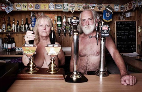 Choáng khi thấy ngôi làng quanh năm không ai mặc quần áo