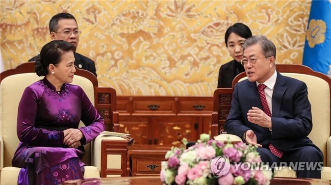 Chủ tịch Quốc hội Nguyễn Thị Kim Ngân hội kiến Tổng thống Hàn Quốc Moon Jae-in hôm 06/12/2018. (Ảnh: Yonhap)