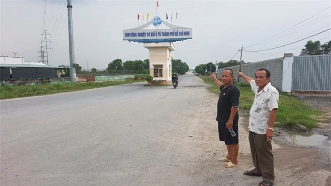 Ông Nguyễn Văn Huệ (bìa phải ảnh) cho biết, có những trường hợp bị UBND huyện thu hồi đất trước khi có quyết định của Thủ tướng tới… 3 tháng (ảnh TM)