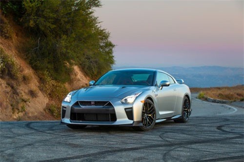 Nissan GT-R 2019 chốt giá từ 99.990 USD