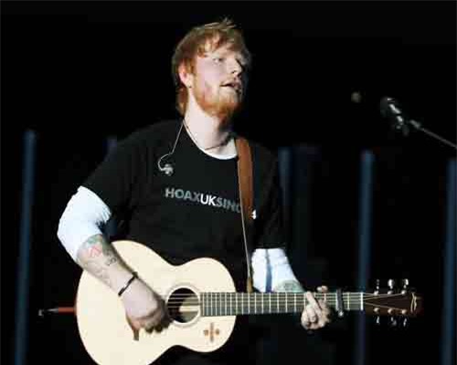 Mặc trang phục như kẻ 'hát rong', Ed Sheeran bị chỉ trích khi biểu diễn cạnh BeYonce