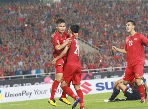 Quang Hải và Văn Đức ăn mừng bàn thắng trước Philippines