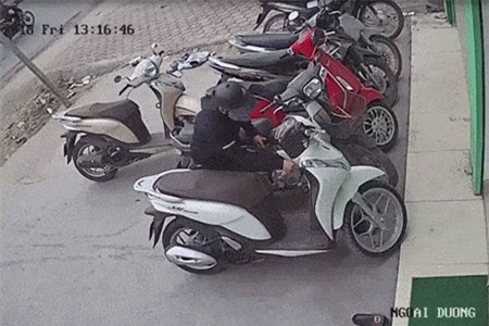 Clip: Nam thanh niên trộm xe máy trong vòng ‘một nốt nhạc’ ở Hà Nội