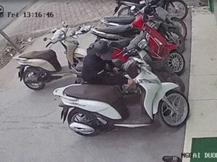 Clip: Nam thanh niên trộm xe máy trong vòng ‘một nốt nhạc’ ở Hà Nội