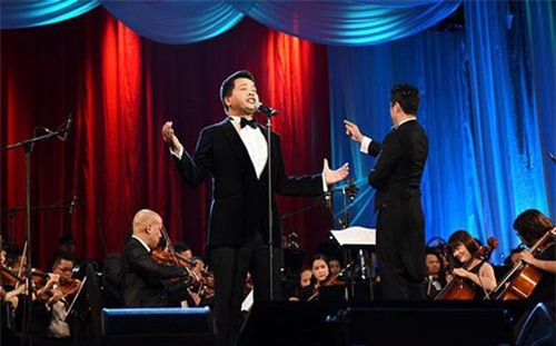 NSƯT Đăng Dương hát với tốp ca thiếu nhi trong “Vang mãi giai điệu Tổ Quốc”