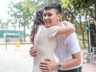 Mẹ Quang Hải: 'Không biết có bà mẹ nào quen với cảnh con mình bị đẩy ngã như tôi?'