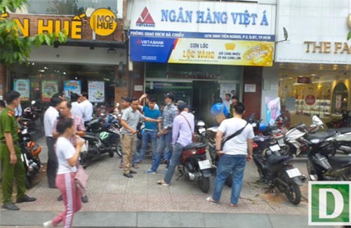 Trích xuất camera truy bắt nghi can cướp hơn 1 tỷ đồng trong ngân hàng ở Sài Gòn