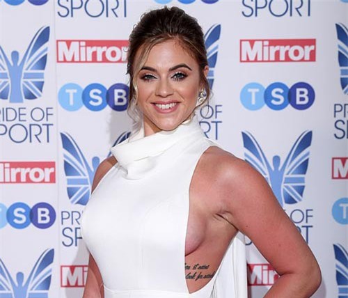 Laura Crane "úp mở" vòng một gợi cảm