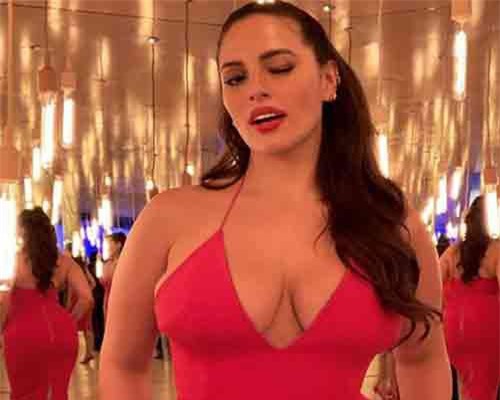 Nàng mẫu ngoại cỡ Ashley Graham đẹp kiêu sa và gợi cảm