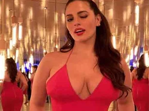 Nàng mẫu ngoại cỡ Ashley Graham đẹp kiêu sa và gợi cảm