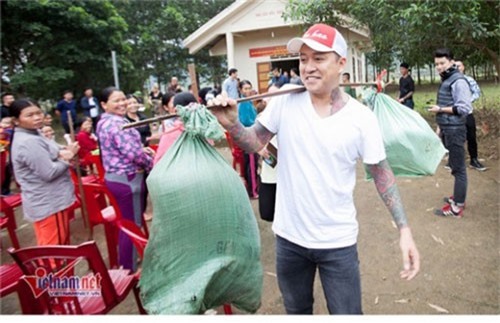 Tuấn Hưng làm điều bất ngờ với người buôn cá trên đường, "gây bão" mạng
