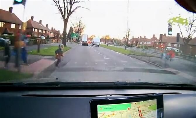 Clip: Cậu bé thoát chết 'thần kỳ' khi bị ô tô tông văng xa