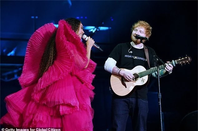 Cô nổi bật bởi vẻ lộng lẫy khi trình diễn bên đàn em Ed Sheeran