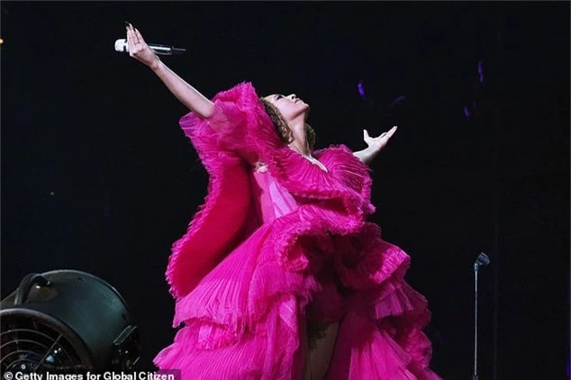 Bộ váy của diva xinh đẹp giúp cô hóa thiên nga rực rỡ trên sân khấu