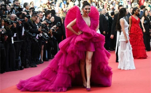 ... và Deepika Padukone - bên tám lạng, người nửa cân