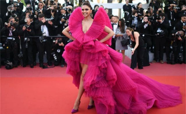 Deepika Padukone lọt Top sao mặc đẹp nhất tại LHP Cannes 2018 nhờ bộ váy này