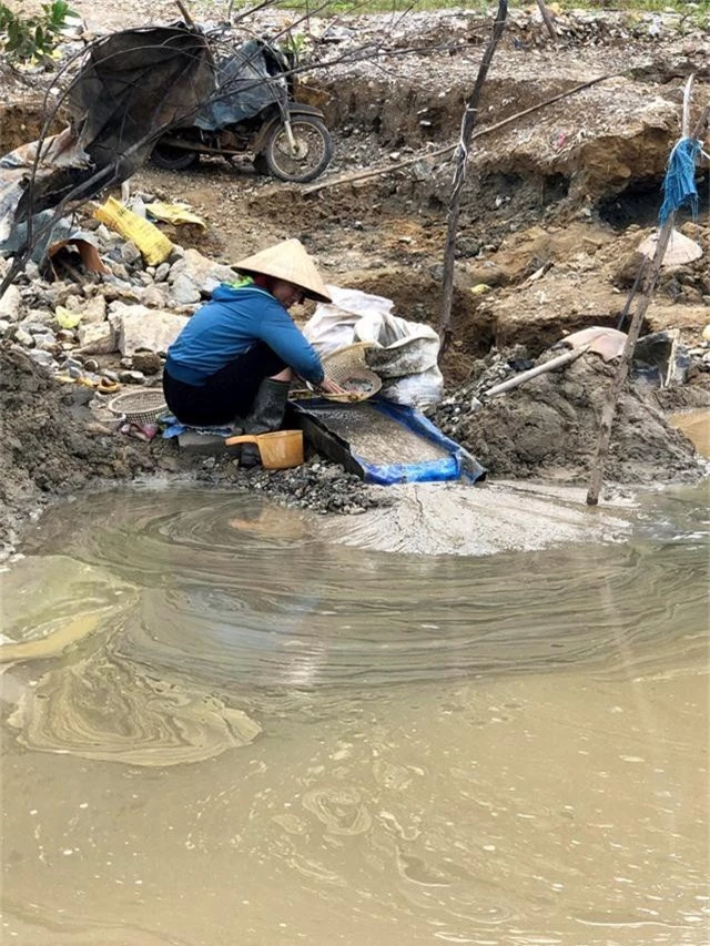 Người dân địa phương hàng ngày vẫn vào khu vực mỏ vàng đãi quặng