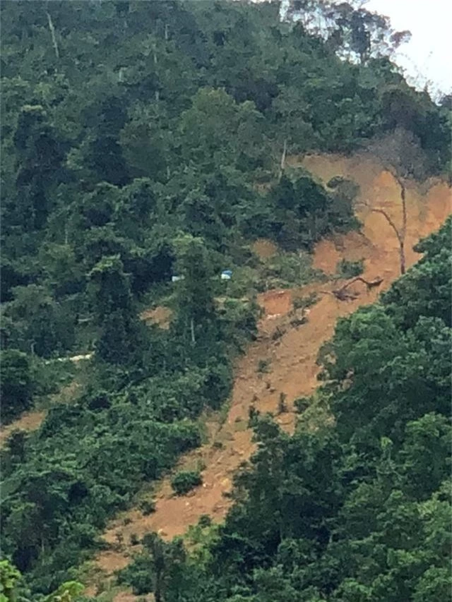 Đối núi ở Bồng Miêu sạt lở do khai thác vàng kén lút