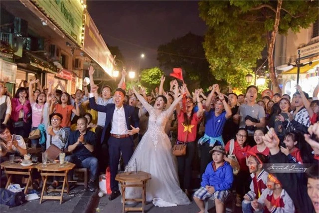 Khoảnh khắc ấn tượng khi cô dâu, chú rể quyết định bỏ chụp ảnh cưới cổ vũ đội tuyển Việt Nam