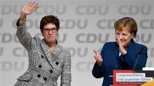 Bà Annegret Kramp-Karrenbauer (trái), và Thủ tướng Đức Angela Merkel (Ảnh: Reuters)