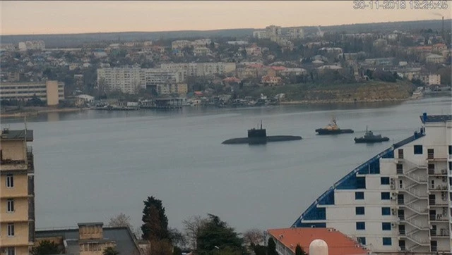  Tàu ngầm Nga được cho là rời cảng Sevastopol hôm 30/11. (Ảnh: Twitter) 