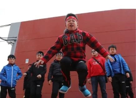 Một số người Trung Quốc cho rằng việc các bé trai cư xử kém là do thiếu hình mẫu cho các em học tập. Một nghiên cứu của chính phủ nước này cho thấy, những người cha Trung Quốc hiếm khi tham gia vào quá trình nuôi dạy con cái.