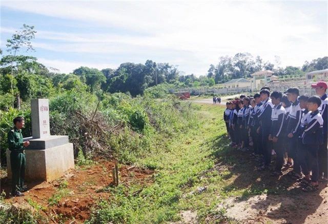 Tiết học do những chiến sĩ biên phòng đứng lớp, lớp học ở ngay cạnh những cột mốc biên giới