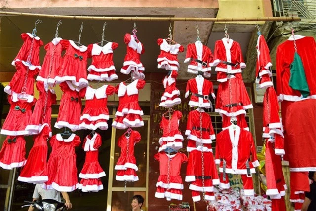 Quần áo ông già Noel dành cho em bé có giá từ 80 - 150 nghìn đồng/bộ, tùy kích cỡ và chất liệu…