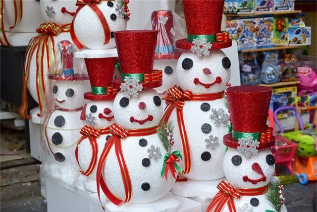  Những hình người tuyết bằng xốp cũng được nhiều cửa hàng bày bán. 