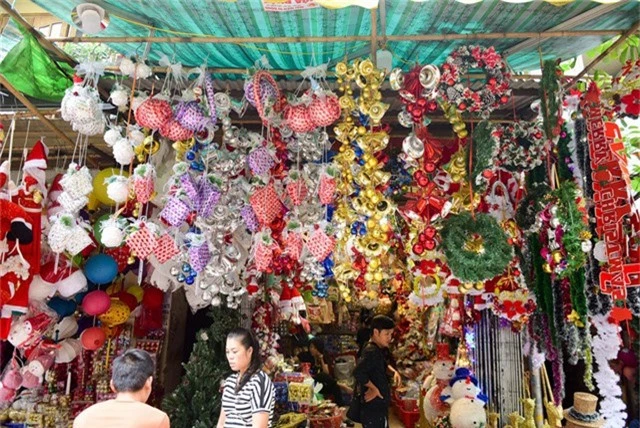  Những đồ trang trí Giáng sinh khiến con phố Hàng Mã thêm lung linh sắc màu hơn thường ngày. Lễ Giáng sinh được cử hành chính thức vào ngày 25 tháng 12 nhưng thường được tổ chức từ tối ngày 24 tháng 12 bởi theo lịch Do Thái, thời điểm tính bắt đầu một ngày là lúc hoàng hôn chứ không phải nửa đêm. 