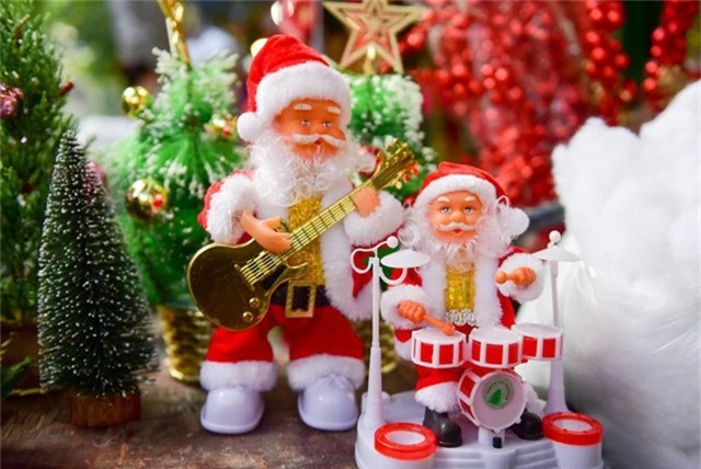 Lễ Noel chính thức vào ngày 25 tháng 12 được gọi là lễ chính ngày, còn lễ đêm 24 tháng 12 gọi là lễ vọng và thường thu hút nhiều người tham dự hơn.