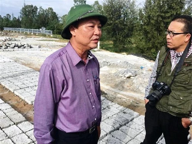 
Ông Đỗ Xuân Diện (trái), Trưởng Ban quản lý Khu Kinh tế mở Chu Lai
