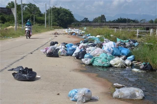 Không chỉ quốc lộ 1A, nhiều tuyến đường dân sinh trên địa bàn huyện Tư Nghĩa cũng ngập trong rác. Rác được vứt khắp nơi từ đường làng, cống nước, ao hồ và các dòng sông.