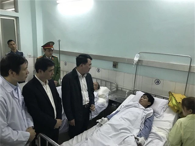 Ông Lê Khắc Nam, Phó chủ tịch UBND thành phố thăm hỏi và trao tiền hỗ trợ của thành phố cho các nạn nhân đang điều trị tại bệnh viện Việt Tiệp
