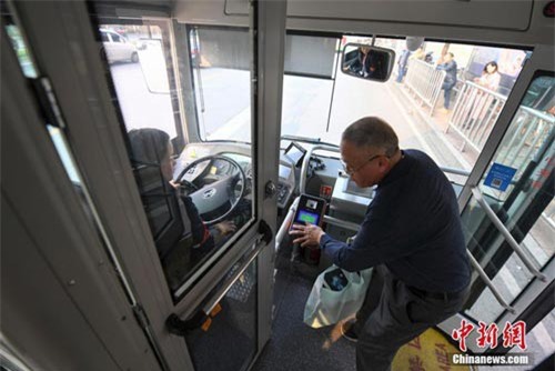 Những tình huống hành khách bất ngờ tranh vô-lăng với tài xế rồi gây tai nạn