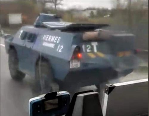 Đối phó bạo động, xe bọc thép lần đầu tiến vào Paris trong 13 năm