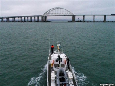 Ukraine sẵn sàng đưa tiếp tàu chiến qua eo biển sau vụ chạm trán với Nga