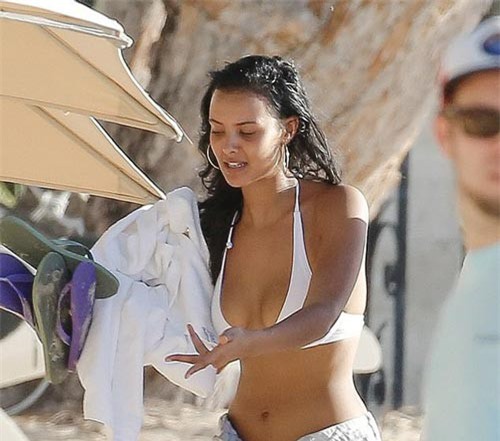 MC của đài BBC khoe dáng vóc gợi cảm