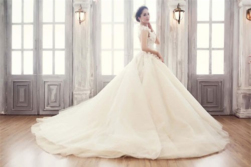 Bất ngờ với ảnh cưới lung linh của Khánh Thi nhưng thổ lộ của Phan Hiển mới là điều gây chú ý