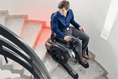 Clip: Thiết kế xe lăn có thể leo cầu thang dễ dàng và an toàn