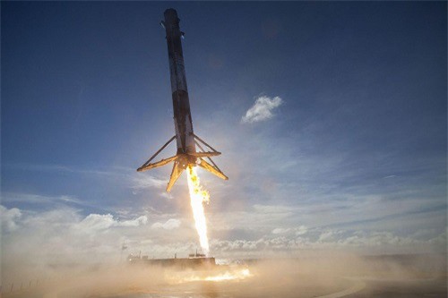 Tên lửa đẩy của SpaceX gặp trục trặc, "hạ cánh" xuống biển