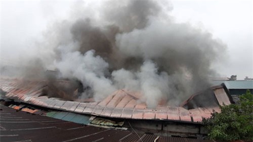 Kho hàng rộng 2.000m2 phục vụ Tết Nguyên đán bốc cháy ngùn ngụt