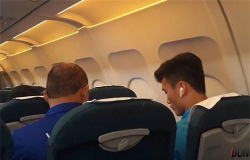 Báo Hàn Quốc ngưỡng mộ hành động đẹp của HLV Park Hang-seo