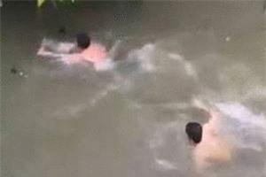 Clip: Sau trận mưa lớn, người dân tung tăng bơi lội ở giữa phố Đà Nẵng