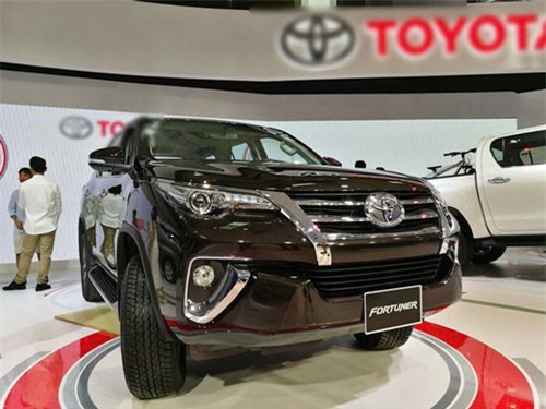 Chỉ 2 chiếc được nhập cảnh, lo chiêu tăng giá, khan hàng xe Fortuner cuối năm
